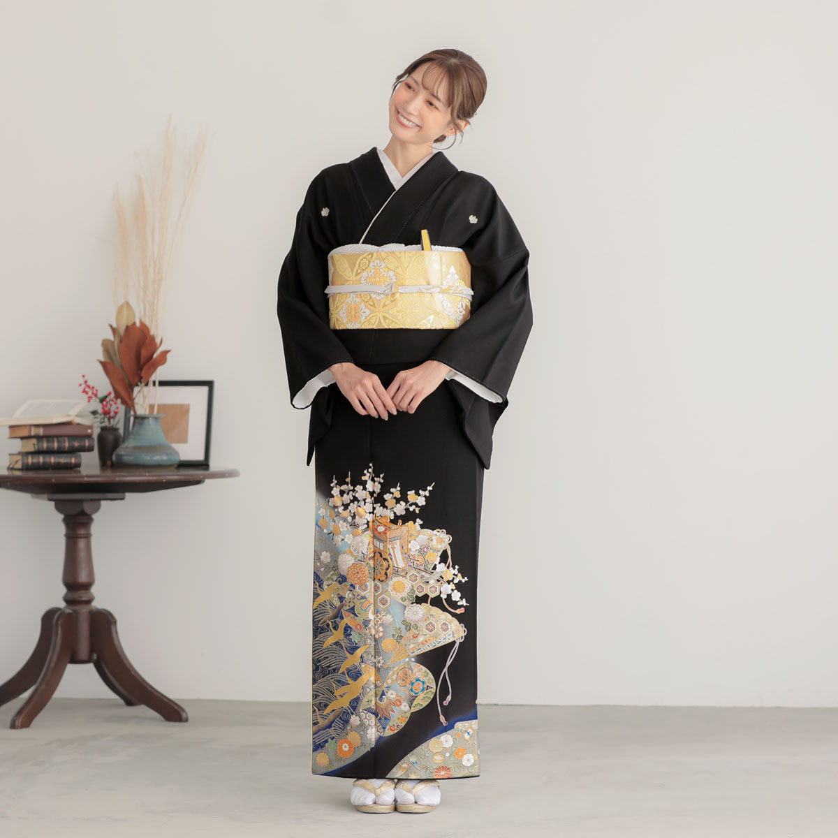 t381　桂由美青ぼかし 御所車に檜扇飛翔鶴