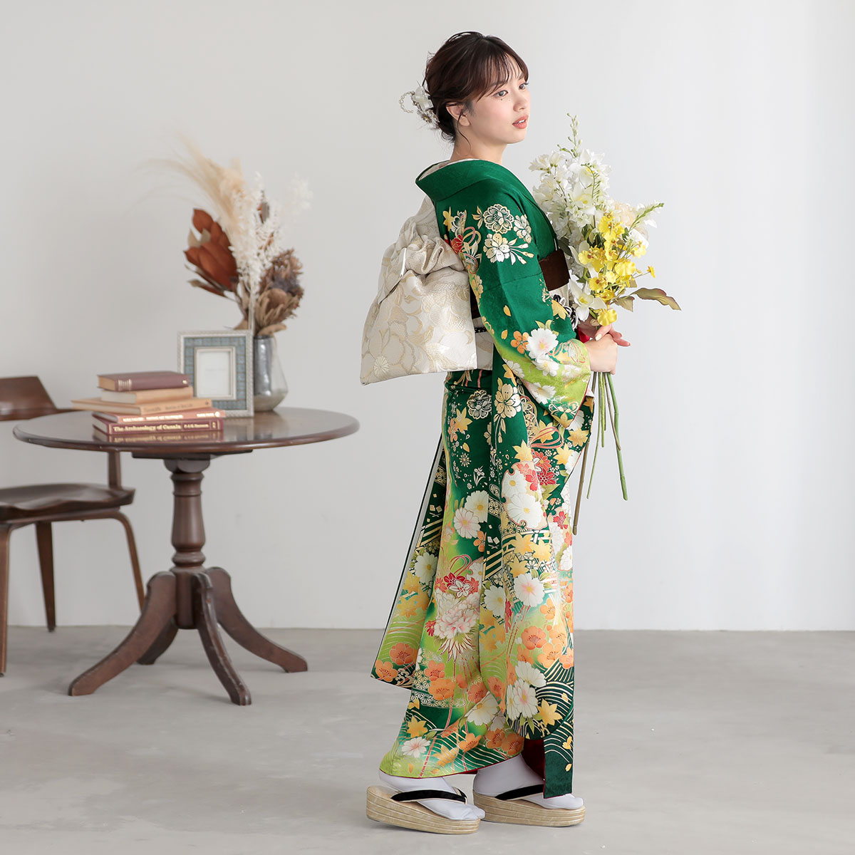 r2111　緑　花薬玉に雪輪