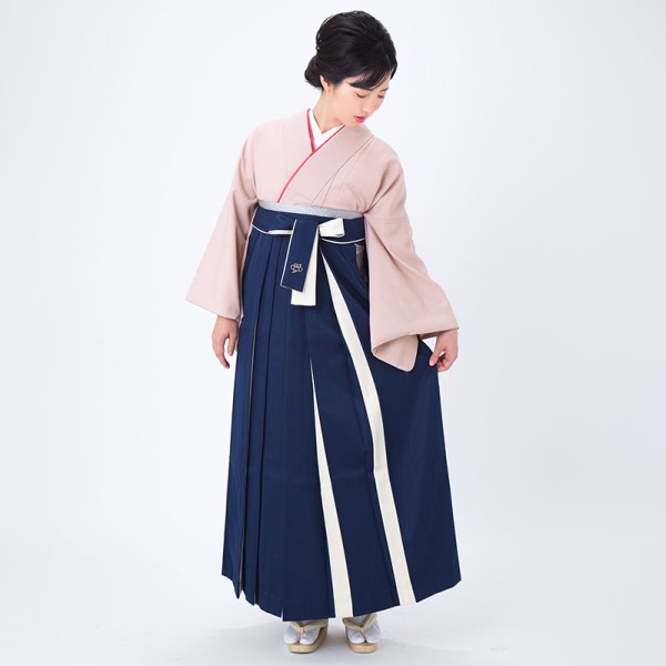 ピンクの着物と紺色の袴